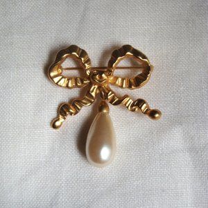 Matte Satin Brushed Gold Tone Crinkle Bow Pearl Dangle Brooch